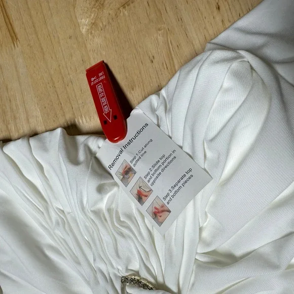 Mac Duggal NWT Draped Side Knot Jersey Gown Rhinestone Ring White Size 22 *Flaw* - Picture 10 of 12